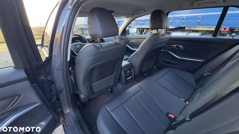 BMW Seria 3 318d Sport Line Shadow - 40