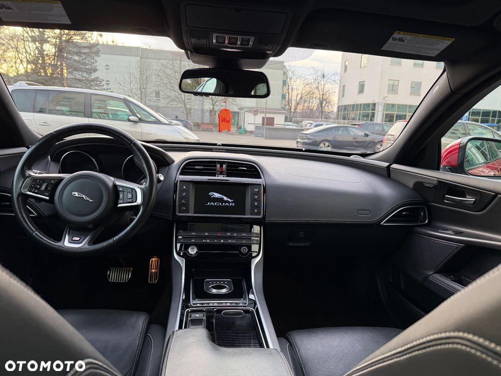 Jaguar XE S - 16