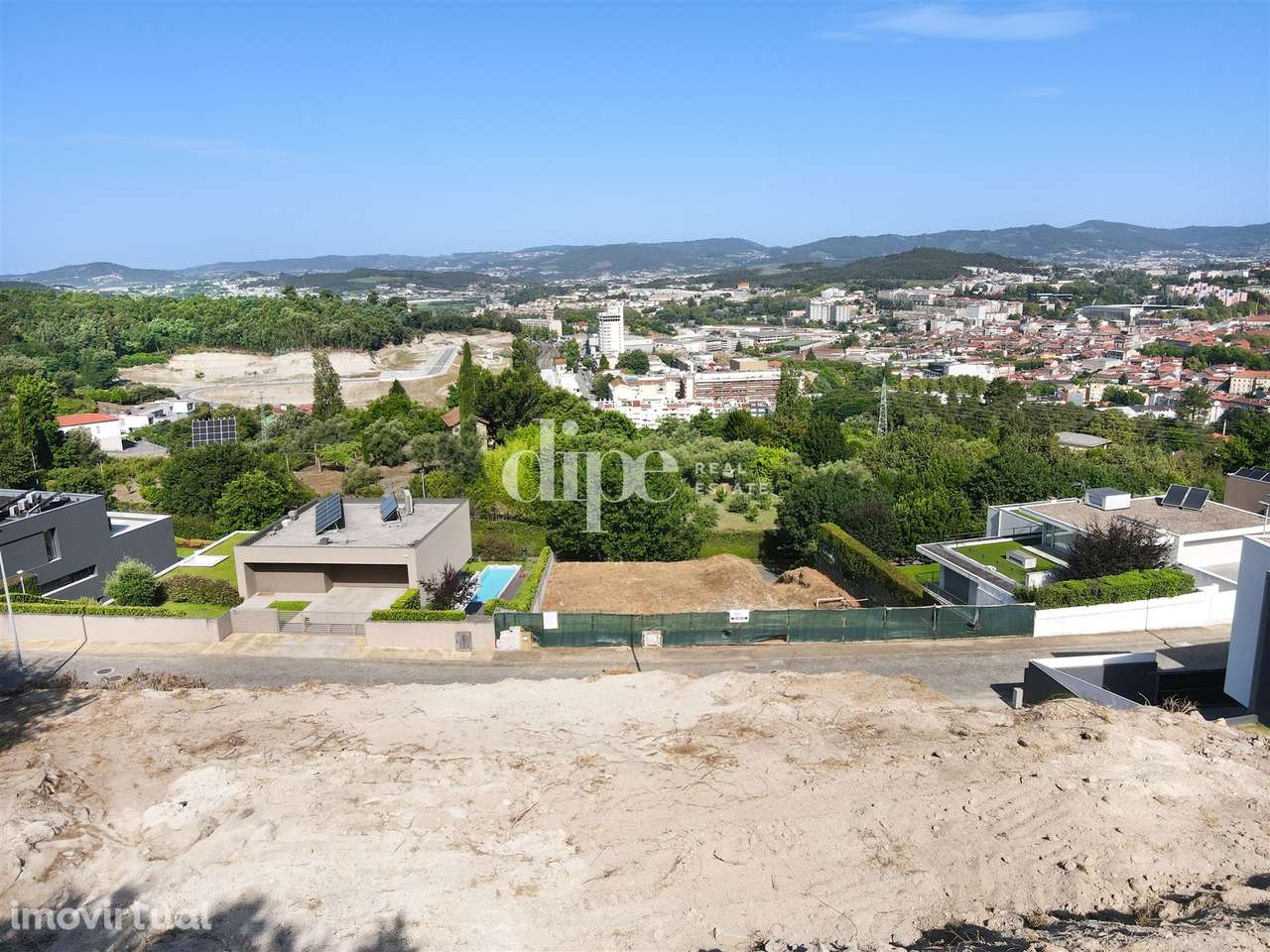 Lote de terreno a 650 metros da Avenida D. João IV, com vistas desafog - Grande imagem: 2/9