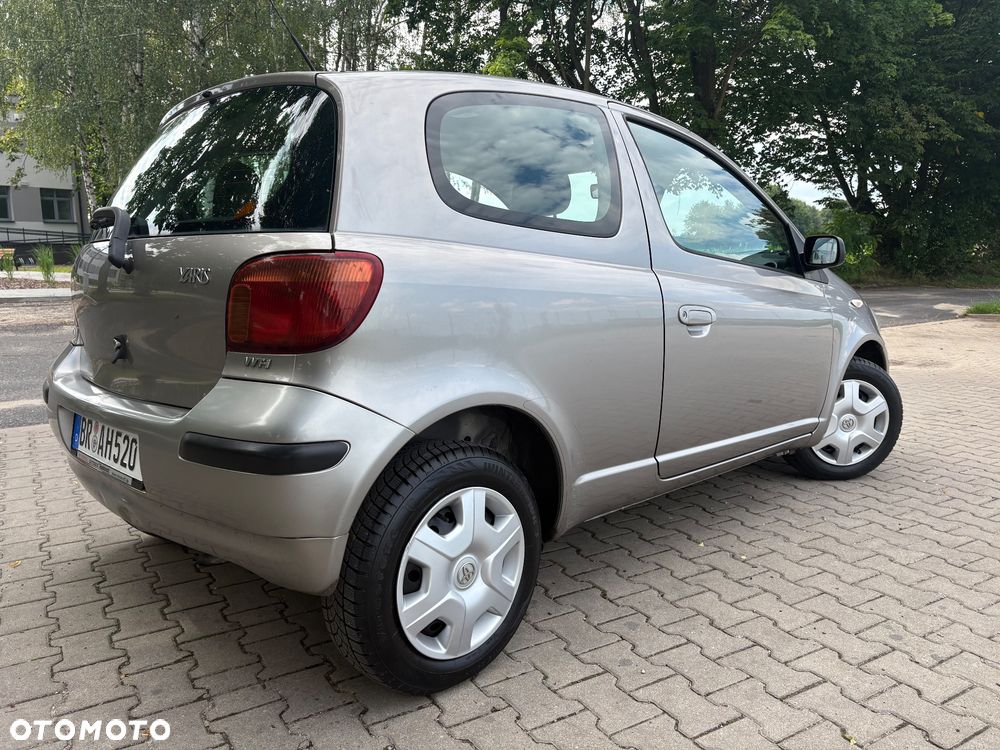 Toyota Yaris 1.0 - 8
