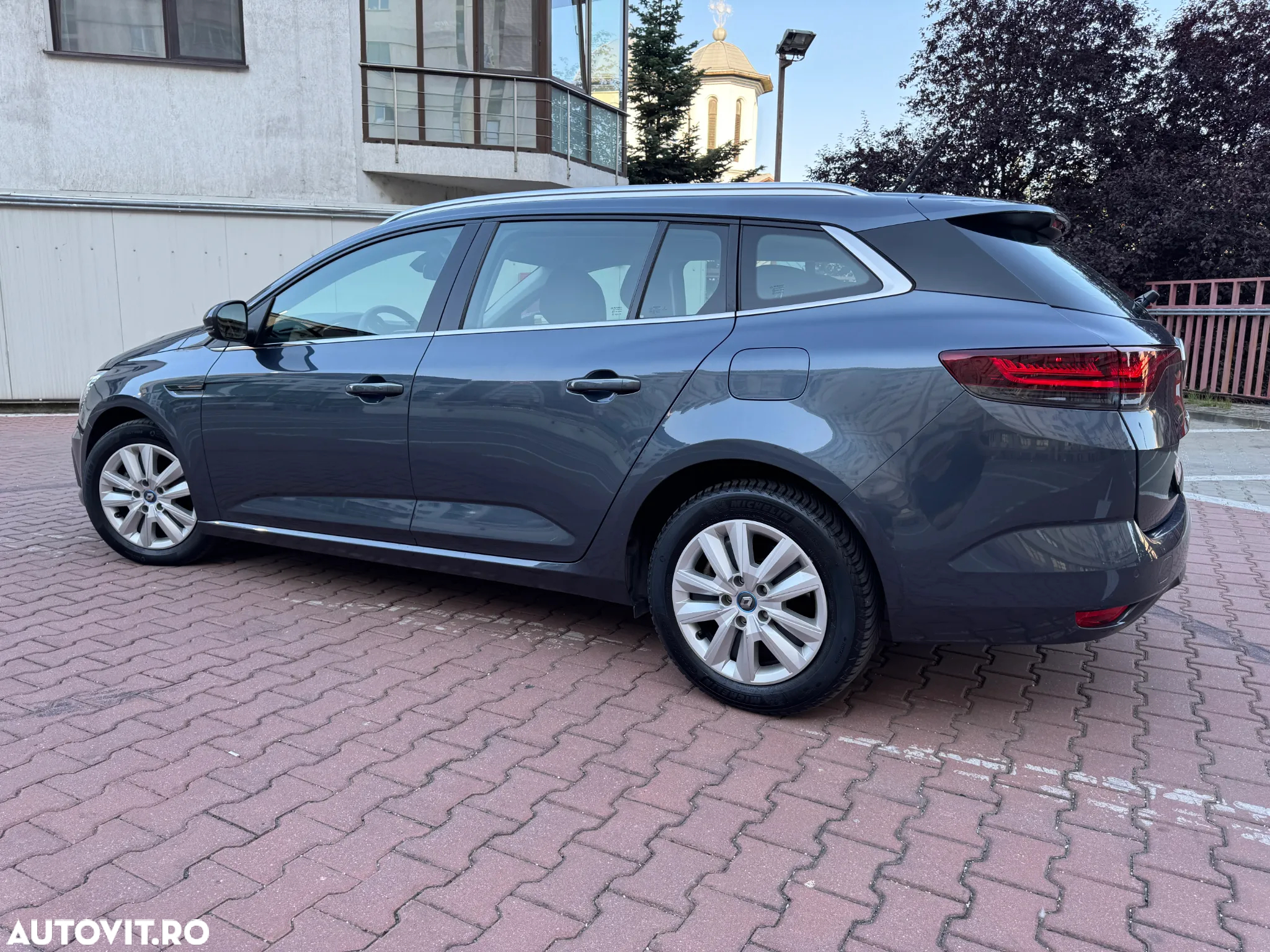 Renault Megane Grandtour E-TECH Plug-in 160 BUSINESS EDITION - 9