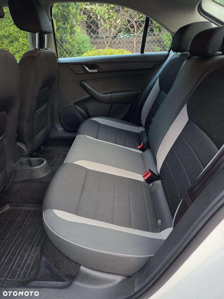 Skoda RAPID 1.2 TSI Ambition - 4