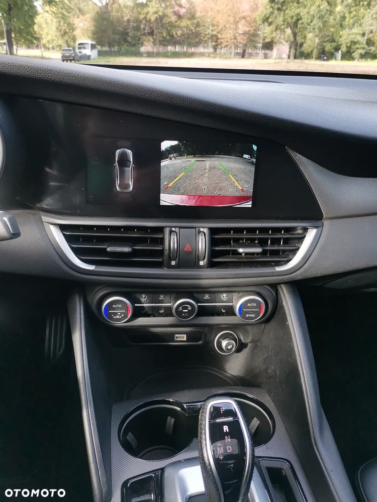 Alfa Romeo Giulia 2.0 Turbo 16V AT8-Q4 Ti - 26