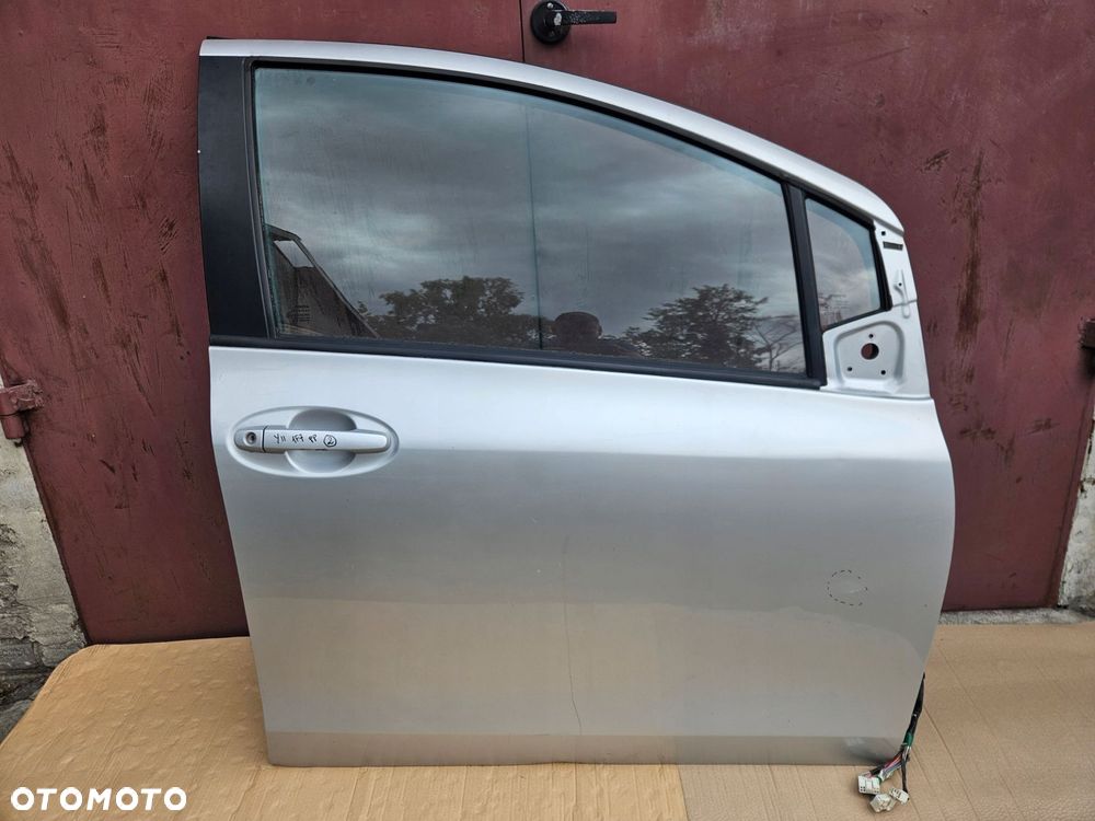 toyota yaris ii 06-11 drzwi prawy przód 1f7 - 1