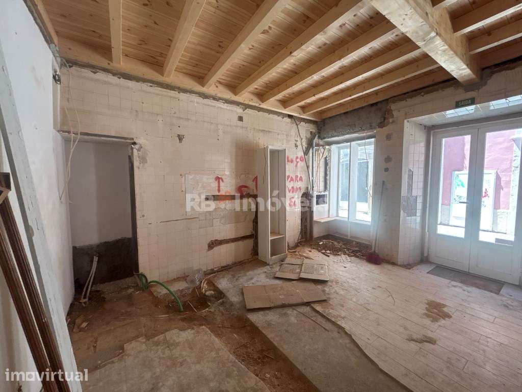 Moradia por terminar renovação no centro histórico de Tomar - Grande imagem: 5/18