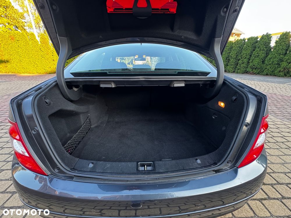 Mercedes-Benz Klasa C 180 CGI Automatik BlueEFFICIENCY Avantgarde - 33