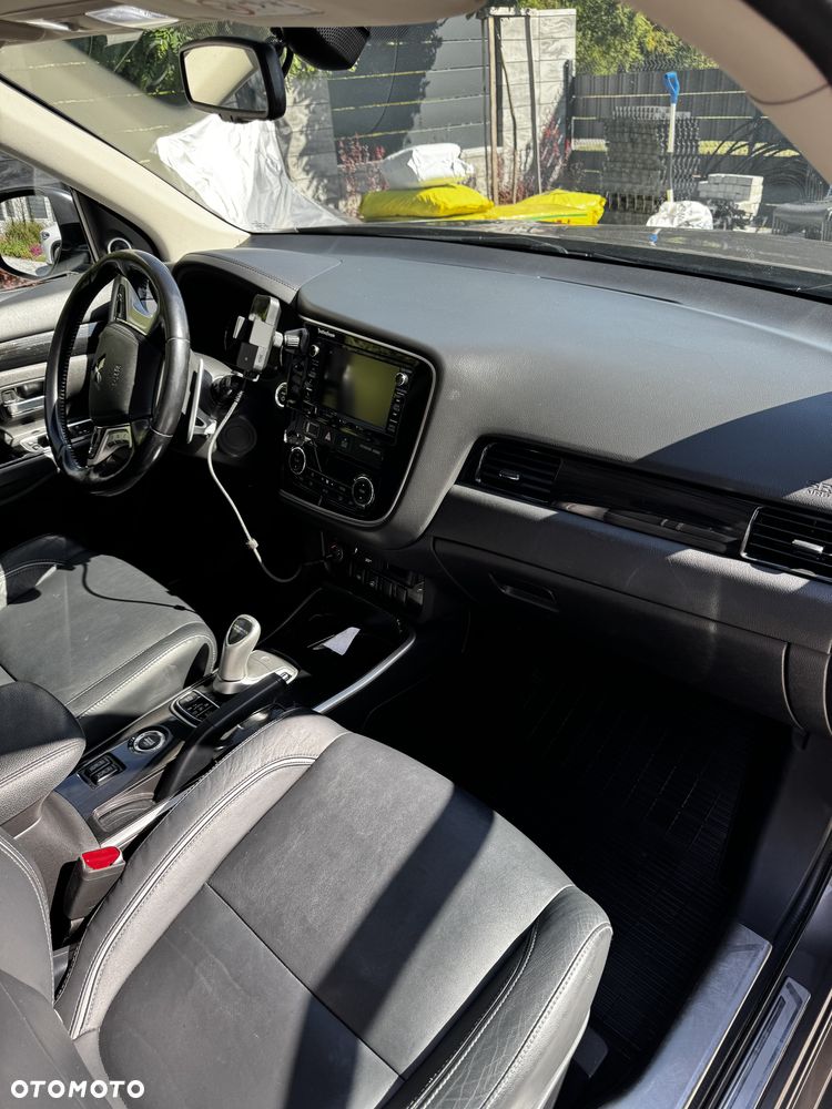 Mitsubishi Outlander Instyle NAVI + - 12