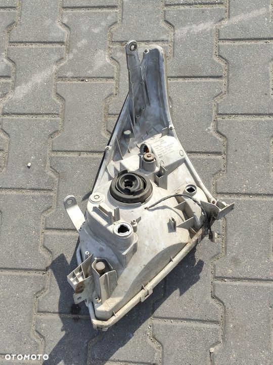 LAMPA PRZÓD PRAWA TOYOTA T25 AVENSIS - 2