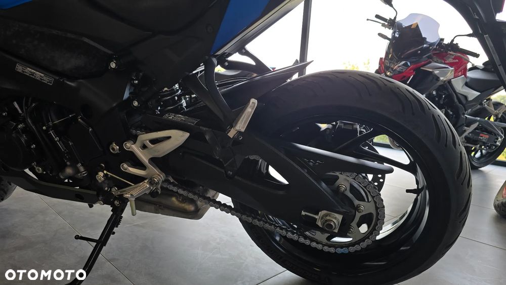 Suzuki GSX - 16