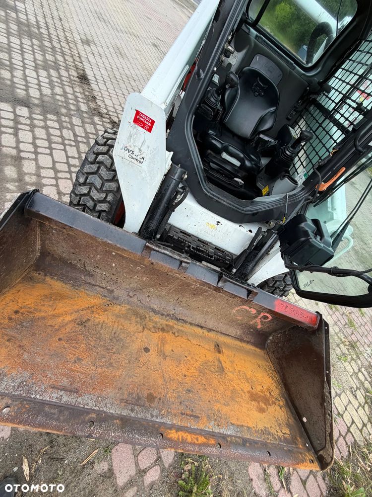 Bobcat S530. Ładowarka 4x4 wózek terenowy. Łyżka. Pełne sterowanie z dżojstika jazda i praca. Aktualne serwisy DEKRA 2026r. Silnik Kubota 4cyl 55km. Maszyna Jak Nowa z Salonu! Pochodzi z Norweskiego Gospodarstwa! 2020 rok 1724 mtg! Zero luzów i wycieków. Bardzo mocna i wydajna maszyna o małych gabarytach! Idealna do stajni oraz Budownictwa. OKAZJA TANIO 3 wyjścia Hydrauliczne pod urządzenia!! Wszystkie opony jak nowe .Kabina ogrzewana pełne szkło + drzwi. Po serwisach. Potężna moc. OKAZJA - 11
