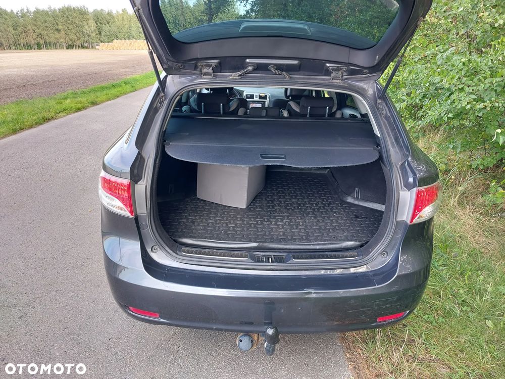 Toyota Avensis 1.8 Sol - 11