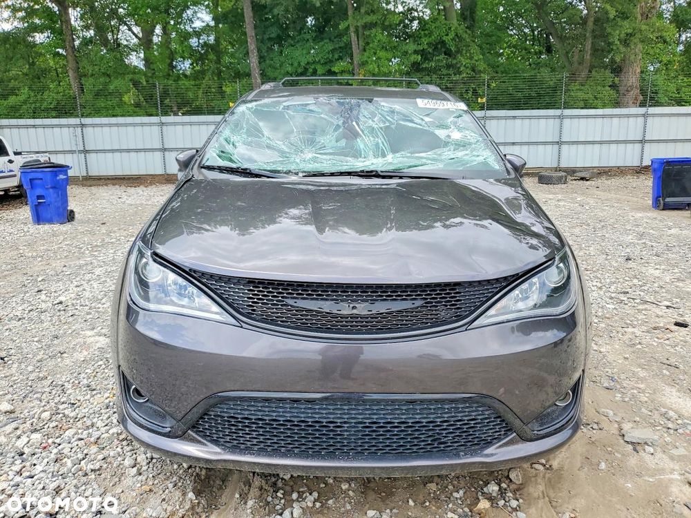 Chrysler Pacifica - 5
