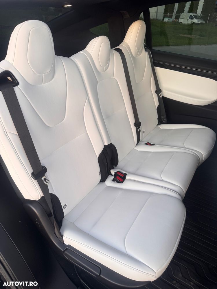 Tesla Model X - 34