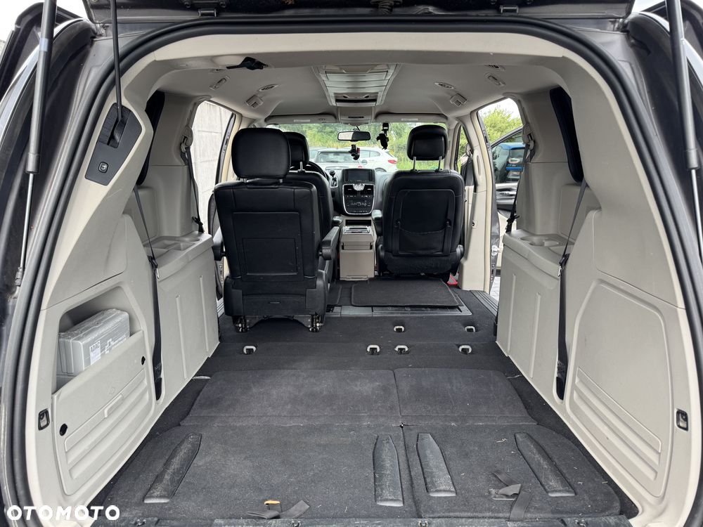Chrysler Town & Country - 8