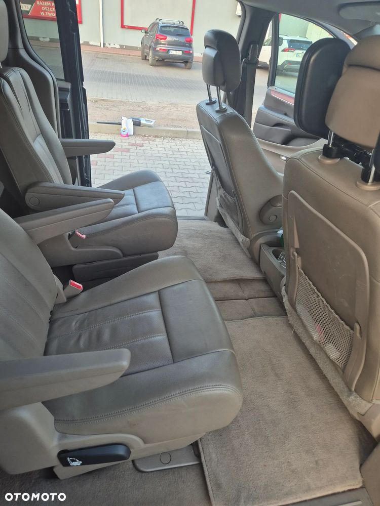 Chrysler Town & Country - 17