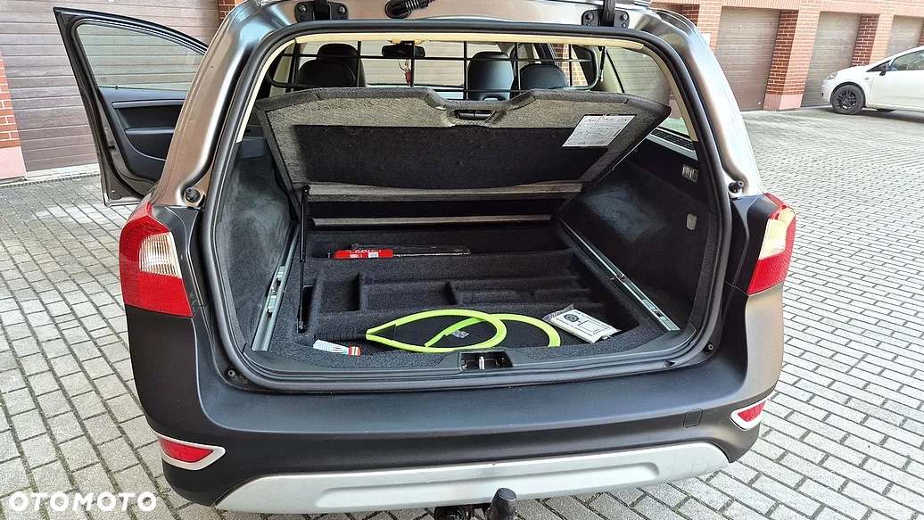 Volvo XC 70 D5 AWD Momentum - 11