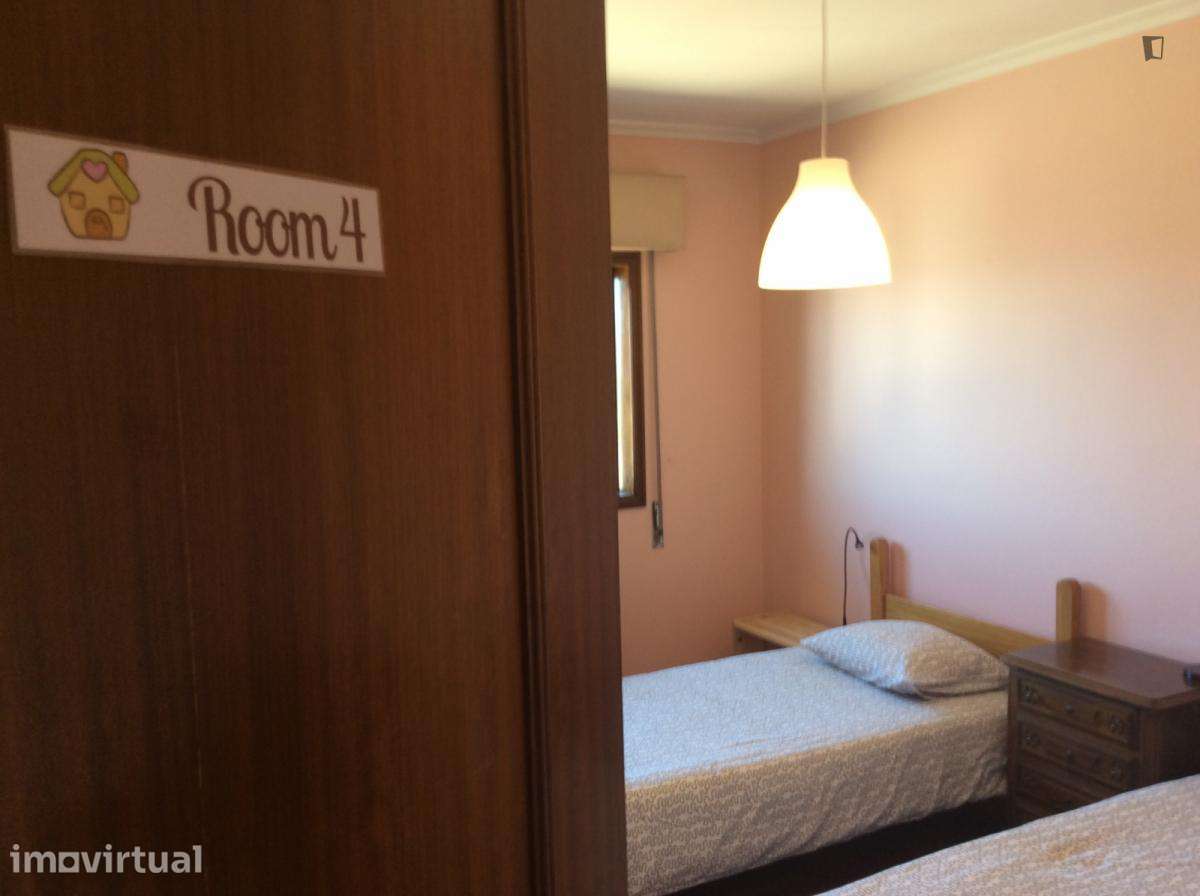 Quarto - localizado em Paranhos Porto - Grande imagem: 2/16