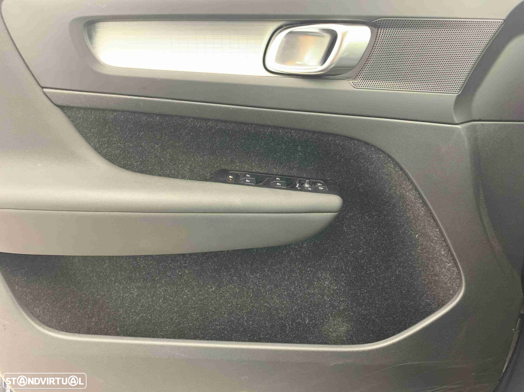 Volvo XC 40 2.0 B4 Momentum Plus - 11
