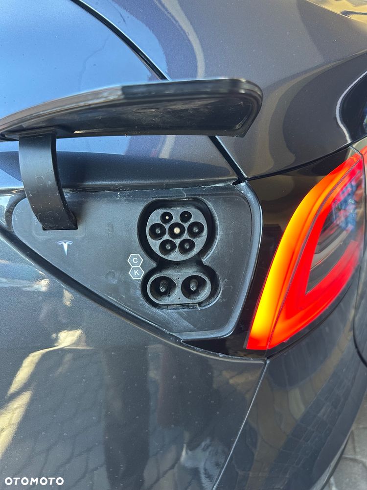 Tesla Model Y Performance AWD - 21