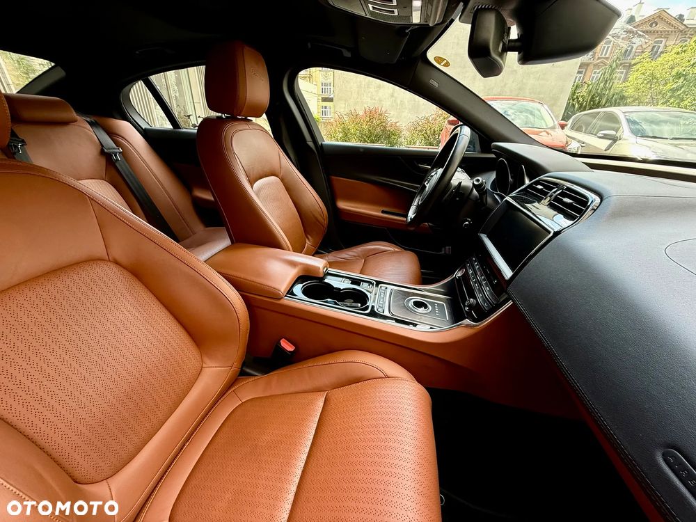 Jaguar XE - 13