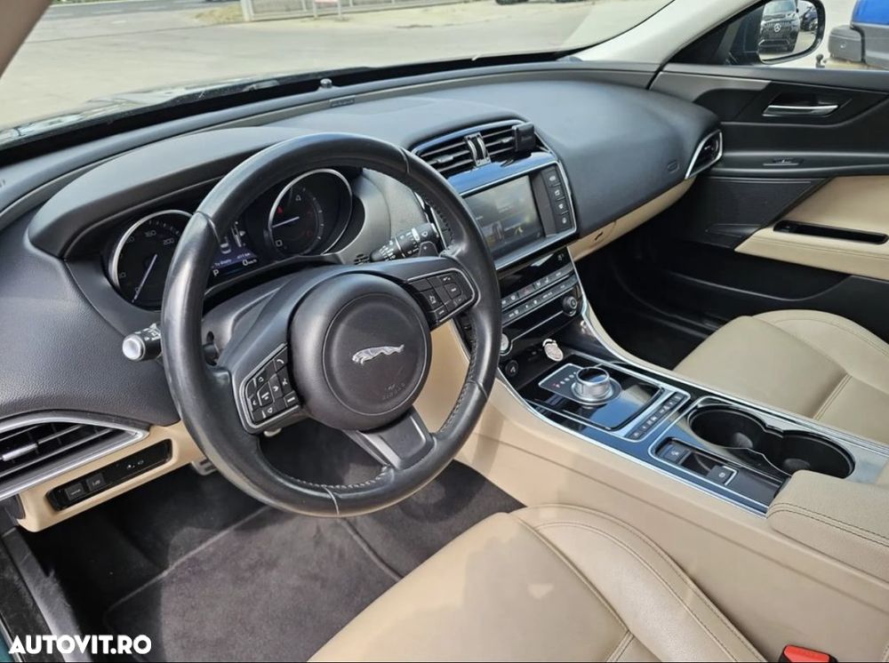 Jaguar XE 2.0 Prestige - 10