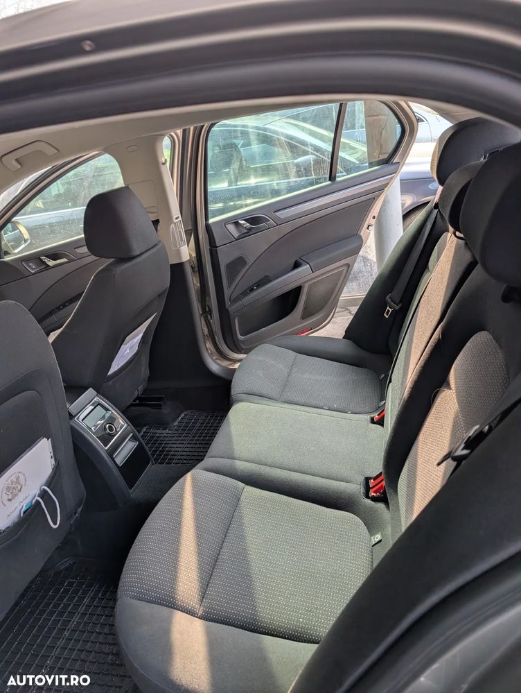 Skoda Superb 2.0 TDI Comfort DSG - 3