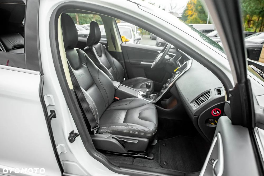 Volvo XC 60 2.4D AWD R-Design - 20