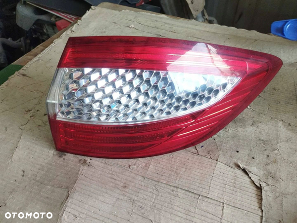 prawa tylna lampa w błotnik ford mondeo mk4 przed lift kombi