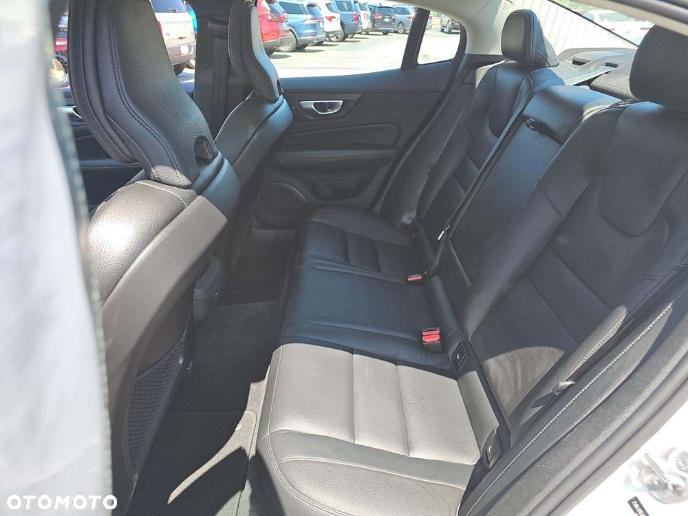 Volvo S60 B5 B AWD Plus Dark - 9
