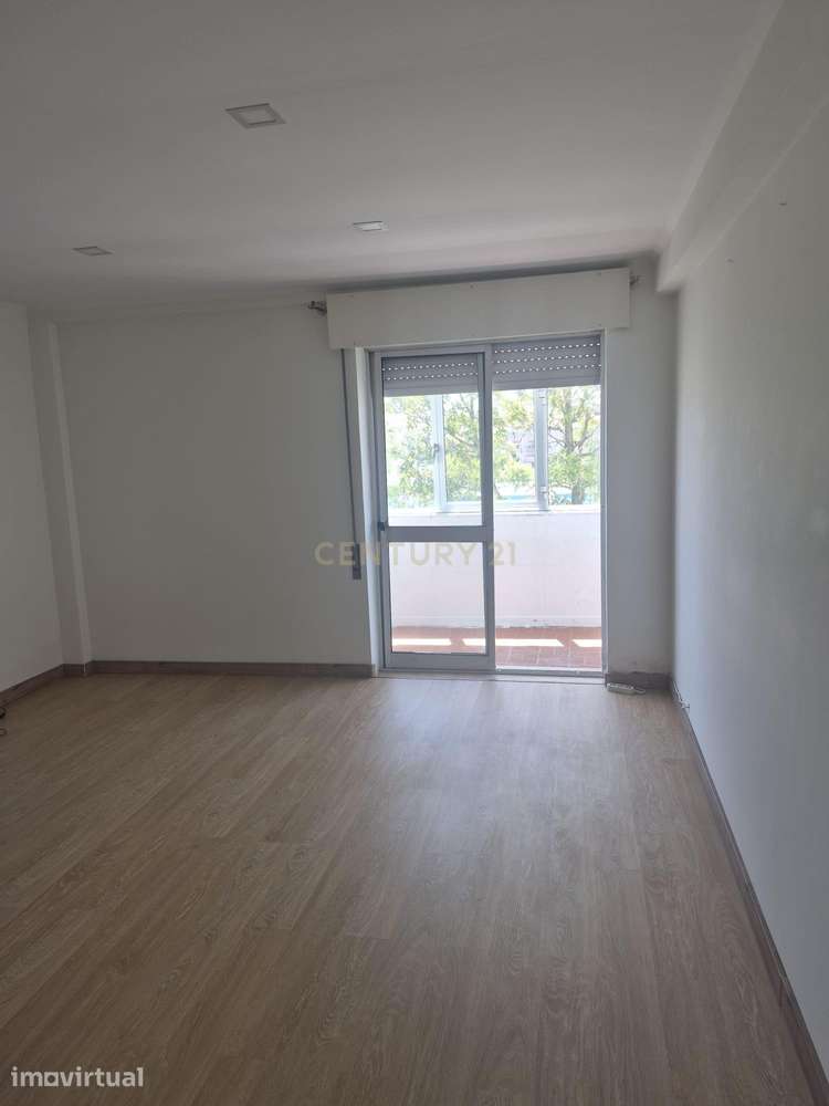 T2 Remodelado com Vista Desafogada - Excelente Oportunidade Próximo de - Grande imagem: 2/15