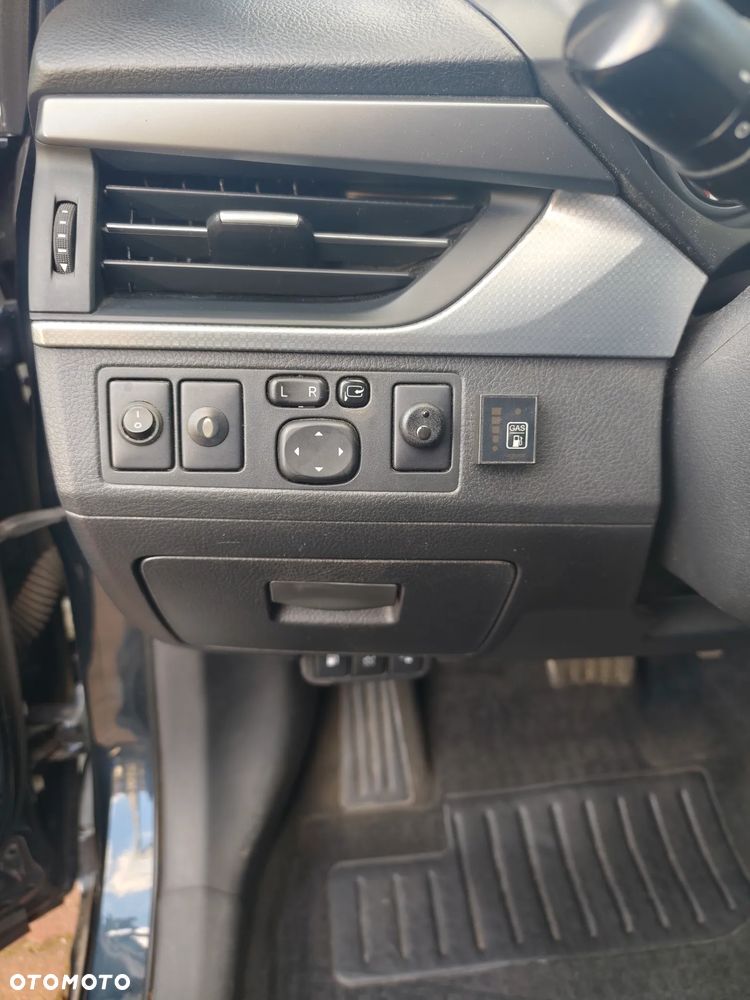 Toyota Avensis 1.8 Premium MS - 25
