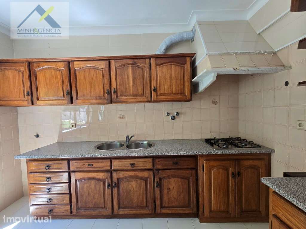 Andar de moradia T1 com garagem no Bairro Padre Nabeto em Palmela - Grande imagem: 2/13