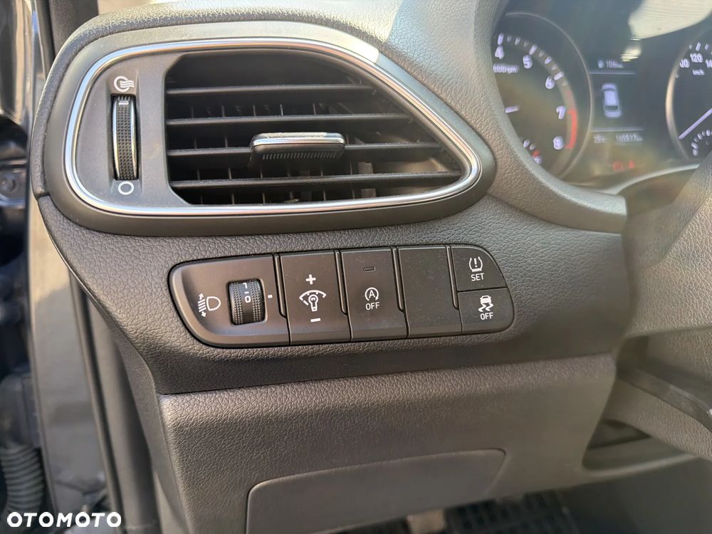 Hyundai i30 1.5 DPI Classic + - 19
