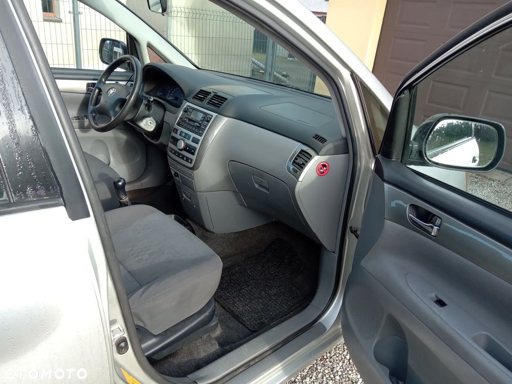 Toyota Avensis Verso - 11