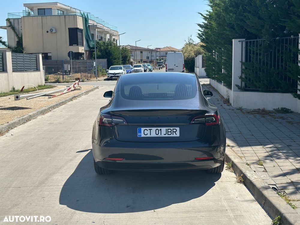Tesla Model 3 - 4