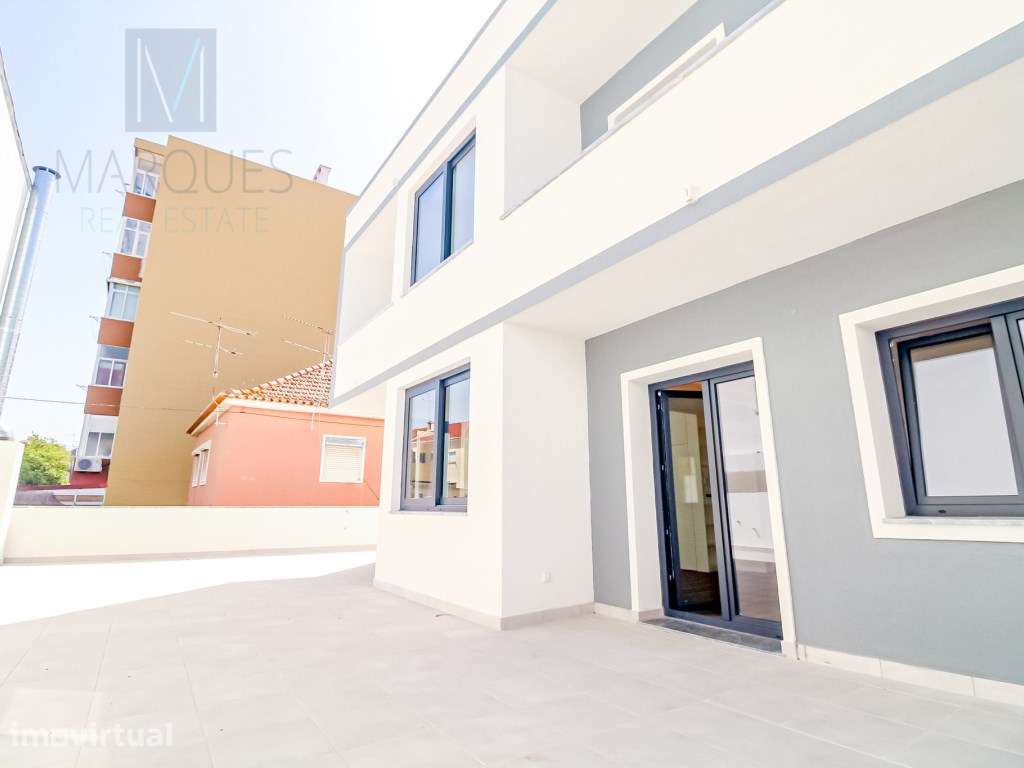 Apartamento T4 com 3 Suites. Logradouro e Estacionamento em Almada - Grande imagem: 4/31