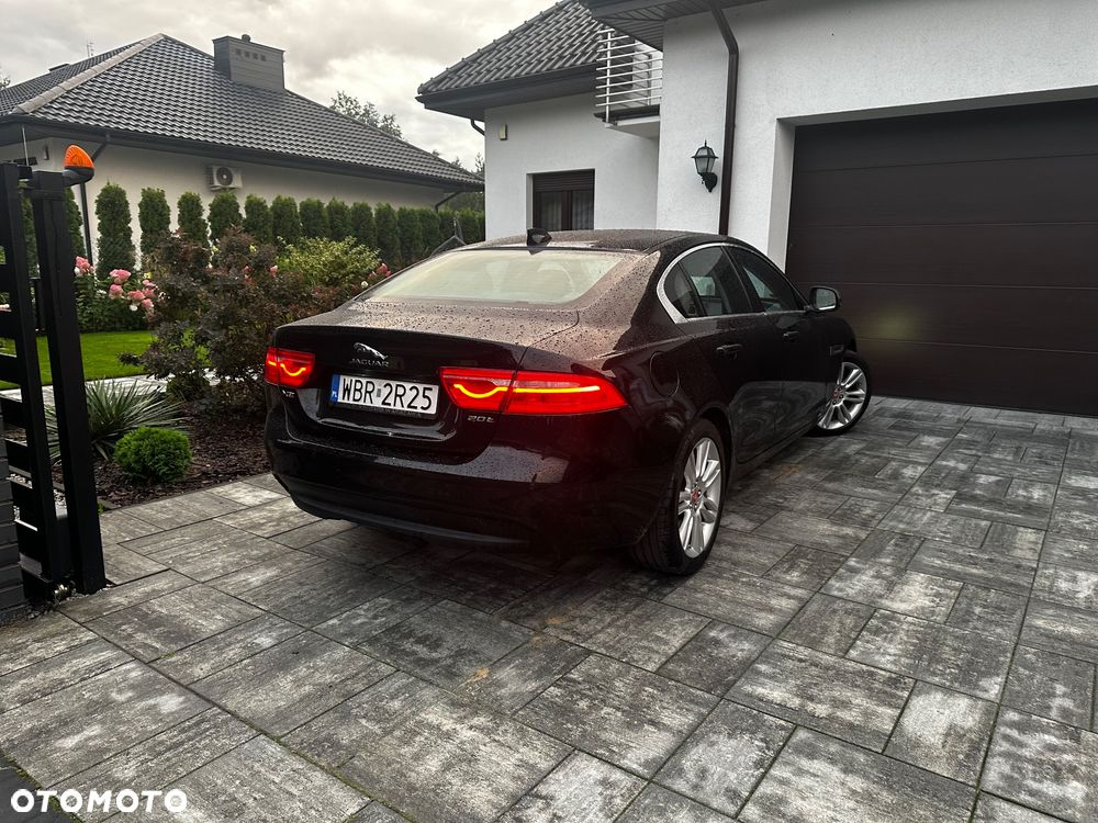 Jaguar XE 2.0 T Prestige - 4