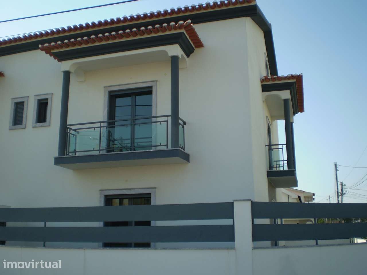 Moradia T3 com jardim, garagem e terraço em Quinta do Conde - Grande imagem: 3/9