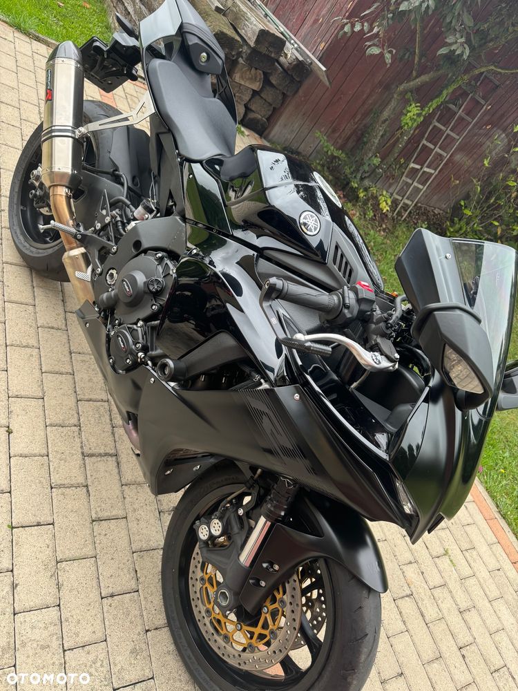 Yamaha R1 - 4