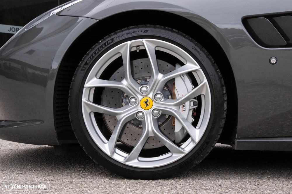 Ferrari GTC4 Lusso - 15