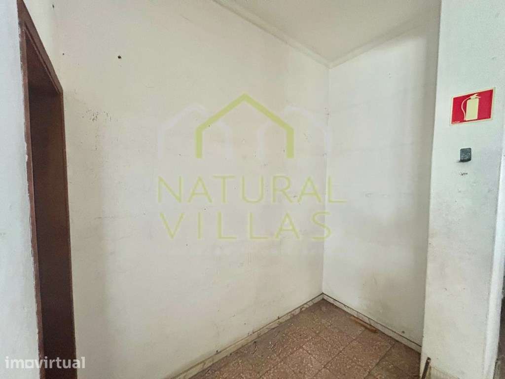 Espaço Comercial com Cave Próxima ao Cento de Loulé - Grande imagem: 4/8