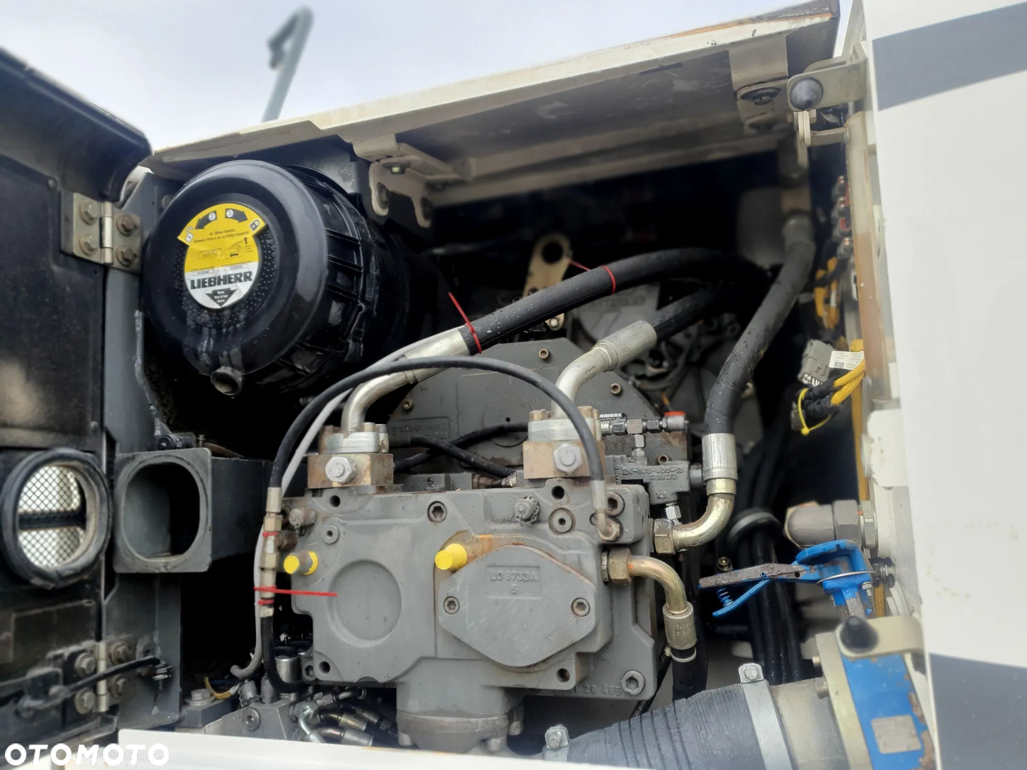 Liebherr R906 - 8