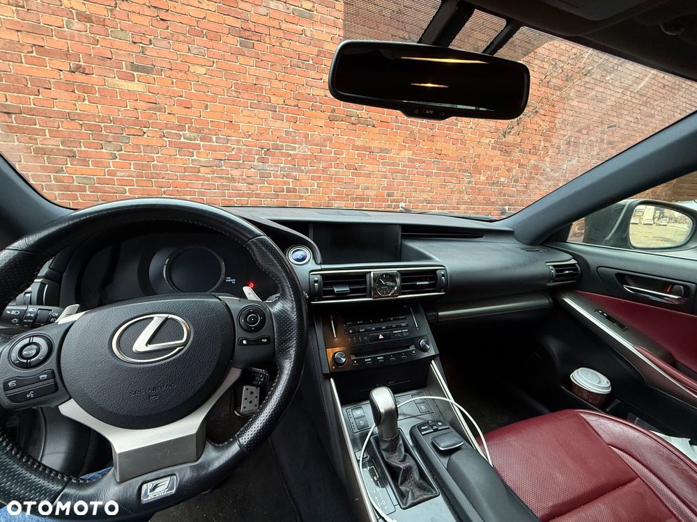 Lexus IS 300h F Sport - 30