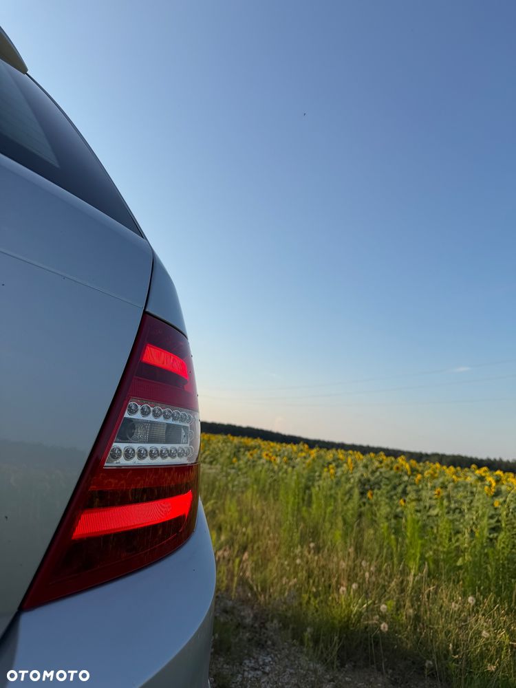Mercedes-Benz Klasa C 180 BlueEFFICIENCY 7G-TRONIC Elegance - 26