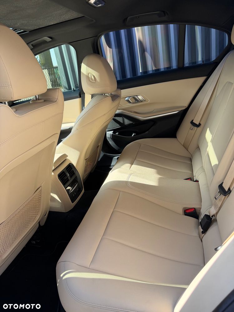 BMW Seria 3 330i - 16