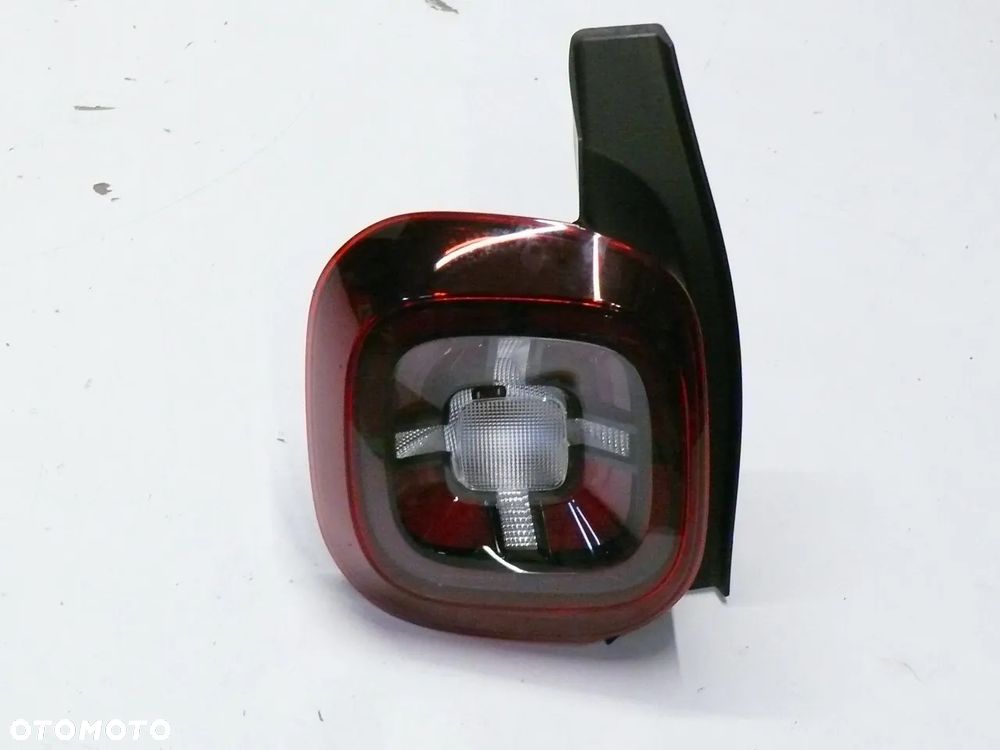 LAMPA TYLNA LEWA DACIA DUSTER II 2 2018 - 1