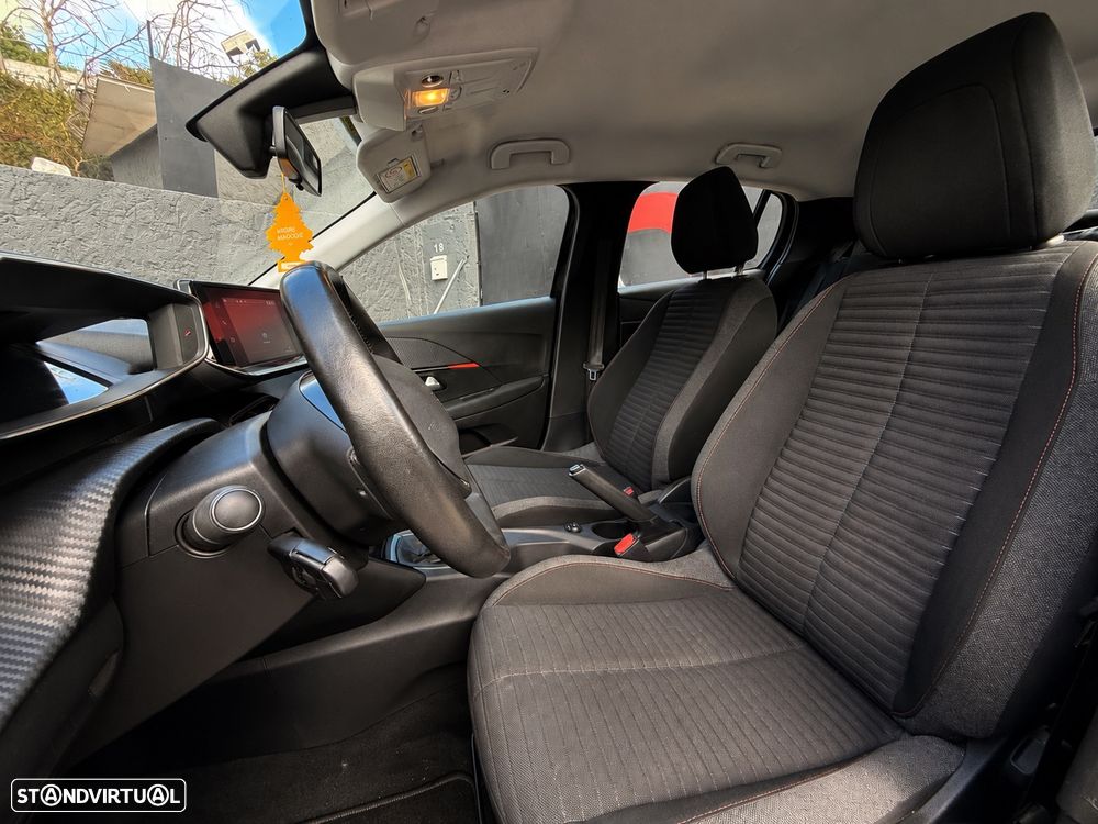 Peugeot 208 - 8