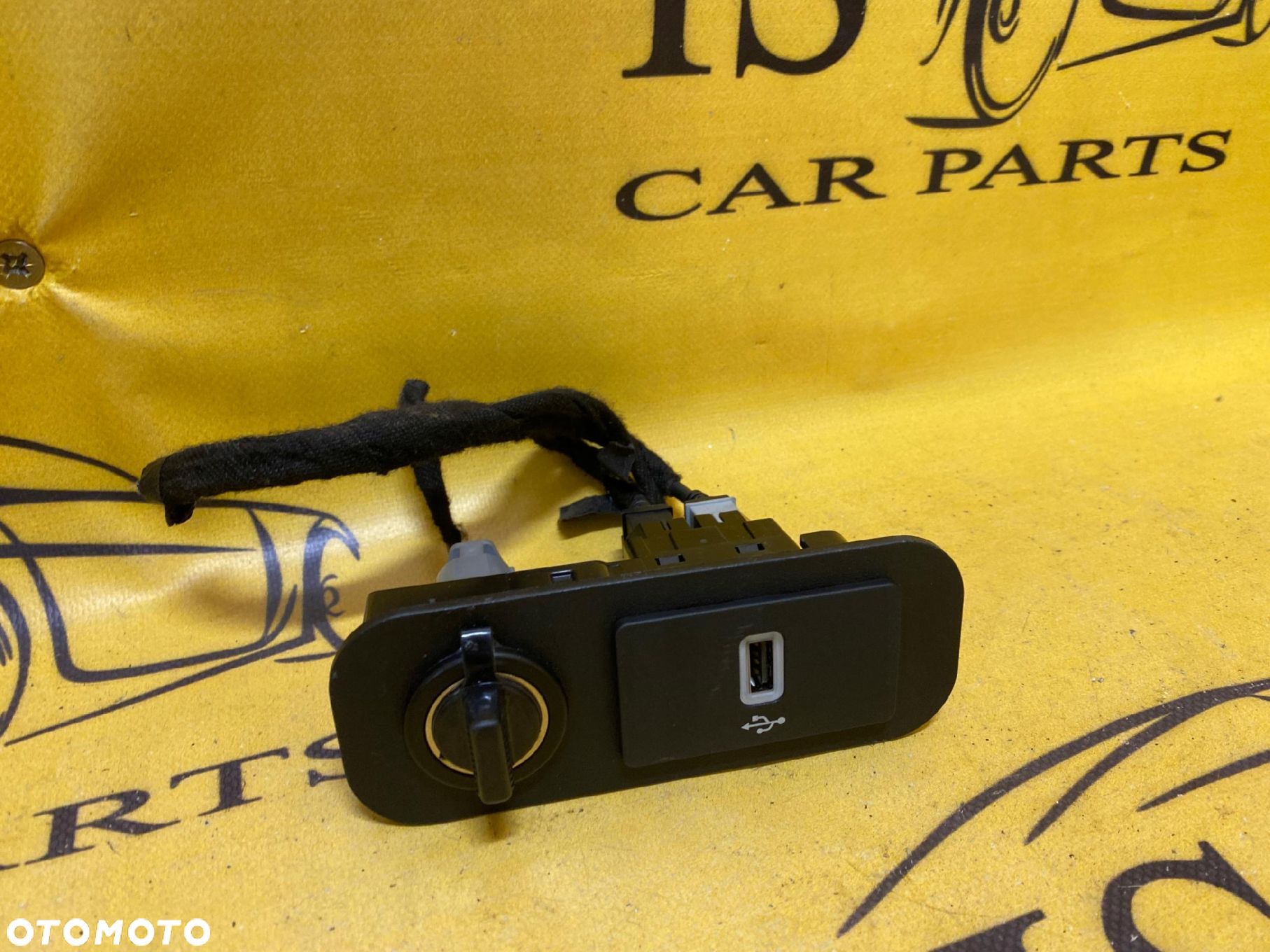 GNIAZDO PORT USB ZAPALNICZKA FORD MUSTANG MK6 VI - 1