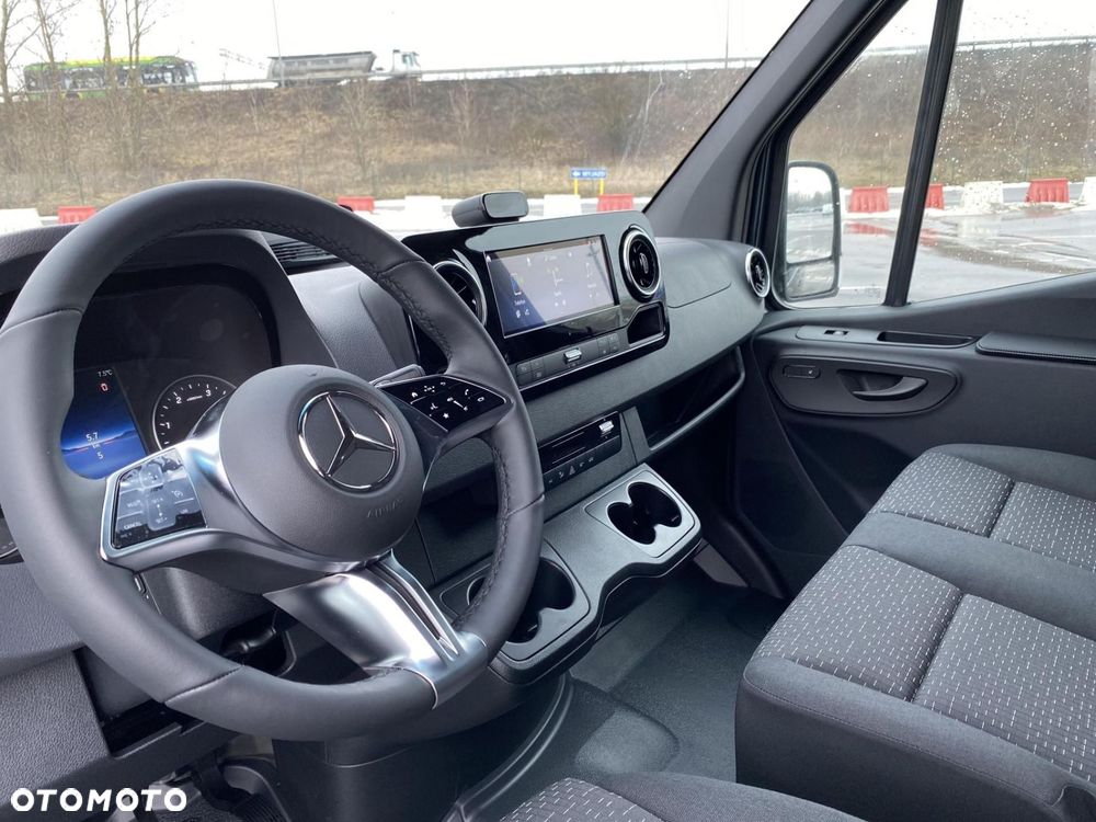 Mercedes-Benz Sprinter - 13