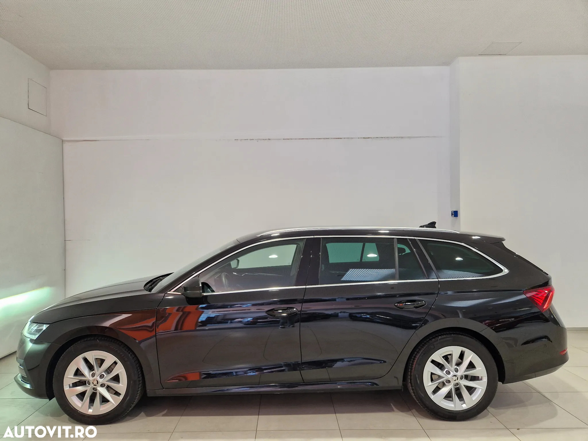 Skoda Octavia Combi 2.0 TDI DSG Premium Edition - 2